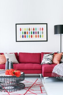 Червен диван еврокнига в бял хол