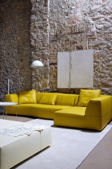 Жълт кожен диван в интериора