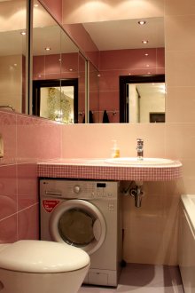 Bilik mandi merah jambu dan kuning air