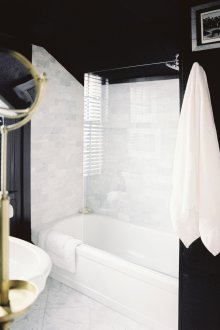 Bilik mandi hitam dan putih 6 m persegi