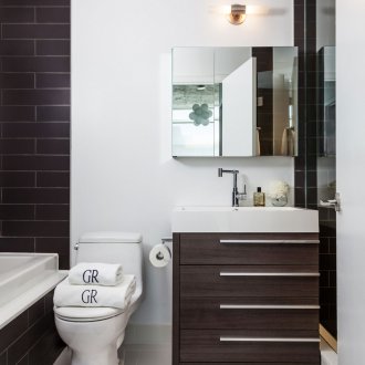 Bilik mandi berwarna coklat dan putih kontemporari