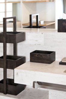 Batu dalam hiasan bilik mandi