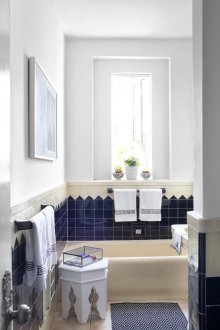 Tab mandi gaya putih dan biru