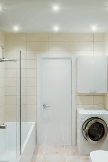 Bilik mandi putih berkrim