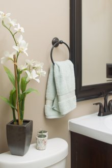 Beige, hitam dan wenge di pedalaman bilik mandi