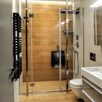 Bilik mandi berwarna coklat dan putih