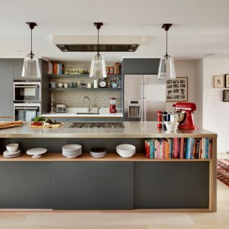 Просторна кухня с остров