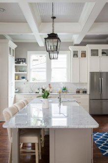 Красив таван в светла кухня