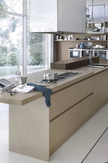 Кафява и бяла гланцирана кухня