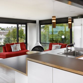 Червени дивани в хола-кухнята