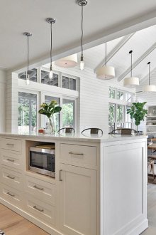 Бели стени в хола-кухнята