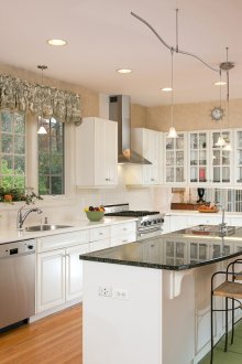 Бежова и бяла стилна кухня