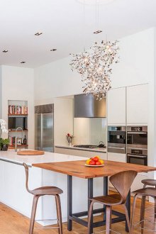 Кафяво-бяла всекидневна-кухня