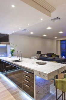 Черно-бяла модерна всекидневна-кухня