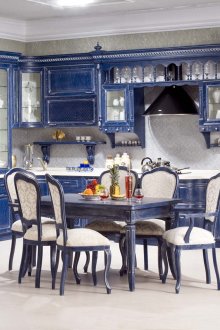 Бял под и син апартамент в кухнята