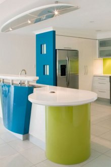 Сини, светло зелени и бели цветове в интериора на кухнята