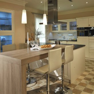 Кухня с бежов плот