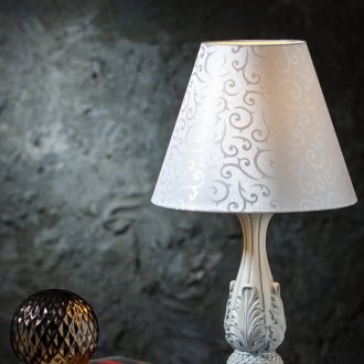 Бяла класическа лампа за маса