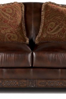 조각된 나무 장식이 있는 가죽 소파