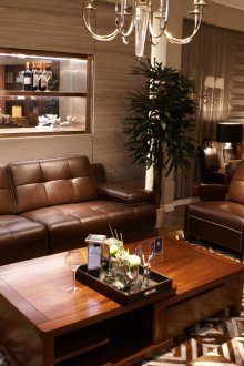 거실의 가죽 소파와 의자