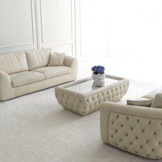 가죽 라이트 소파와 커피 테이블