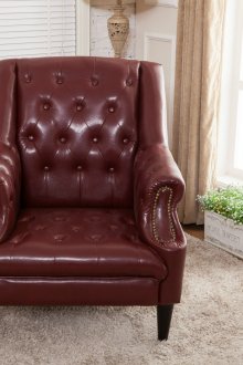 거실에 있는 부르고뉴 가죽 안락의자
