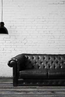 대조적인 인테리어의 체스터 블랙 가죽 소파