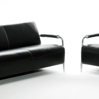 검은색 가죽 소파와 금속 요소가 있는 안락의자