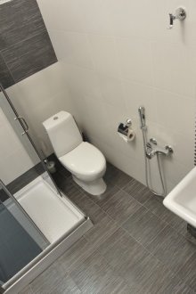 Bilik mandi hitam dan krim