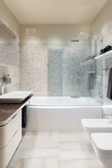 Bilik mandi yang terang dengan countertop gelap