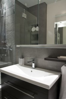 Bilik mandi hitam dan putih moden