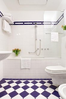 Bilik mandi ungu dan putih yang selesa