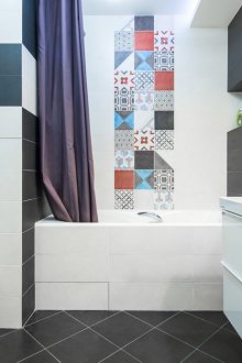 Jubin cerah di dalam bilik mandi hitam dan putih