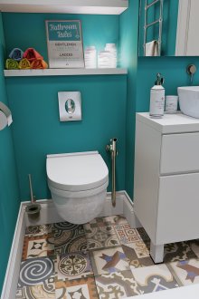 Jubin cerah di atas lantai di dalam bilik mandi berwarna biru pirus