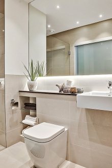 Bilik mandi air mawar dan air putih dengan pancuran mandian