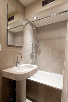 Gerbang kelabu di pedalaman bilik mandi