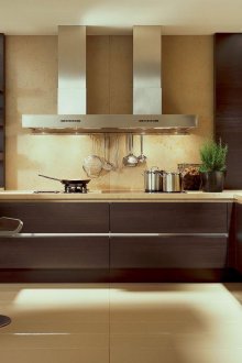 Кафява и бежова кухня с полуостров