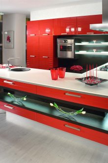 Черни, бели и червени цветове в интериора на кухнята