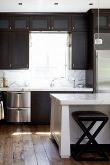 Мебели от дърво, камък и метал в интериора на кухнята