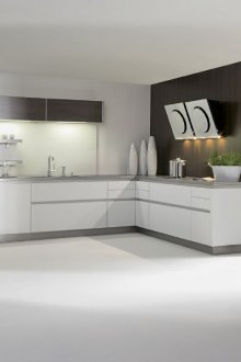 Просторна черно-бяла кухня