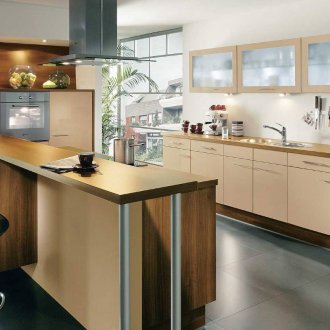 Черен под в бежова и кафява кухня