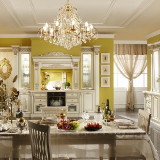 Бели, черни, златисти и жълти цветове в интериора на класическа кухня