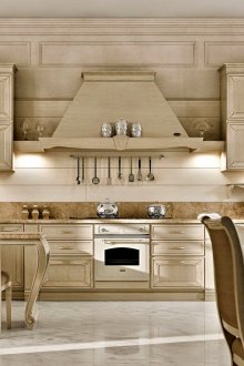 Бежови и кафяви кухненски мебели