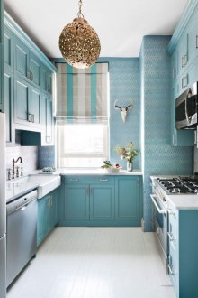 Синя и бяла тясна кухня