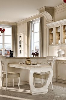 Класическа кухня с полуостров и маса за хранене