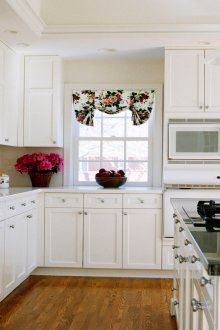 Черен плот в бяла кухня