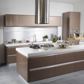 Модерна бяла и кафява кухненска единица