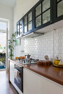 Bright kitchen with access to the balcony