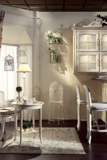 Blumenvorhänge in einem rustikalen Innenraum