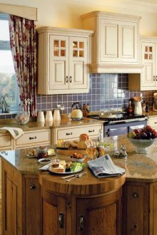 Blumenvorhänge in der Küche in einem rustikalen Innenraum